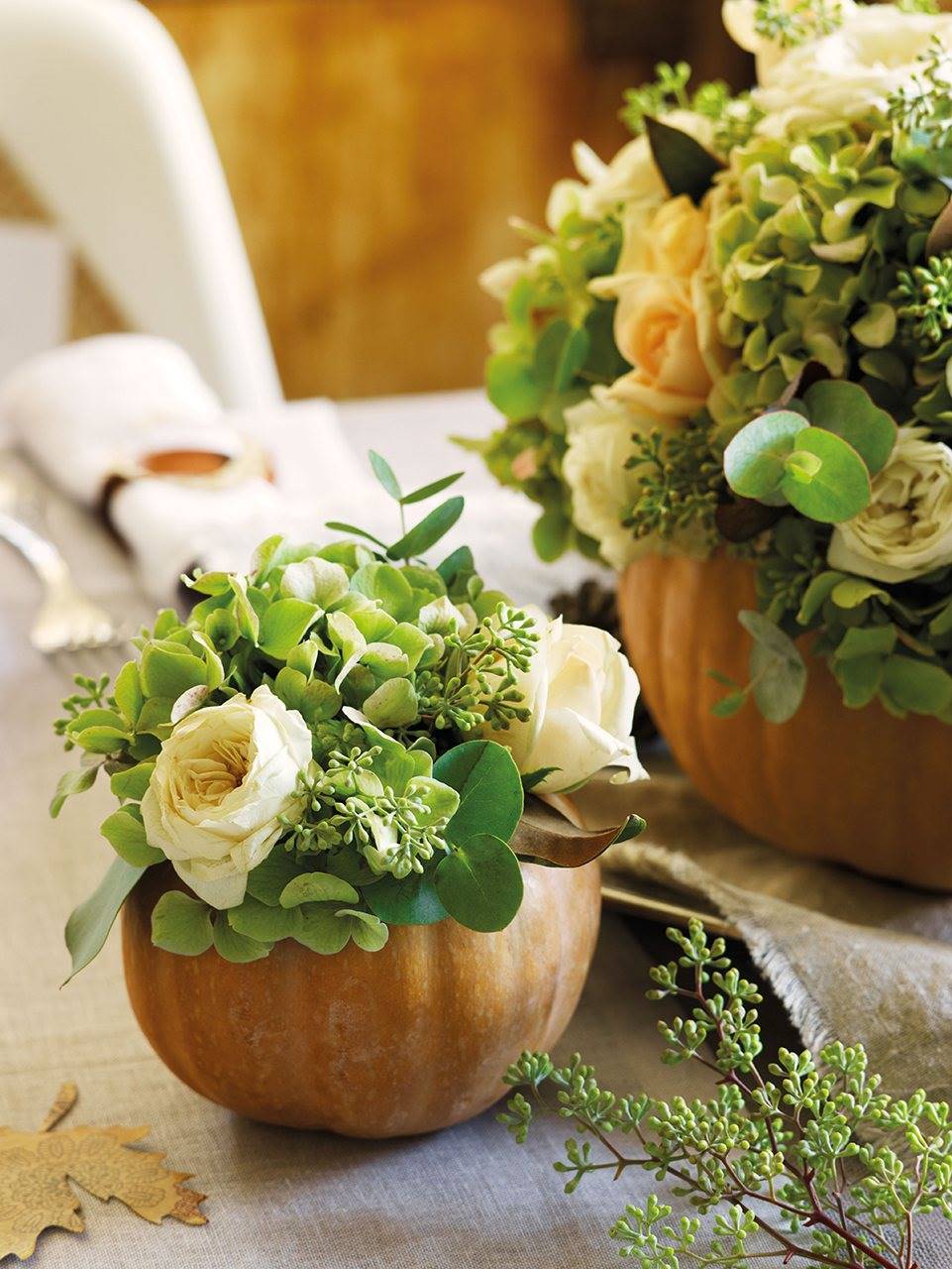 Centro de mesa con calabaza y flores 