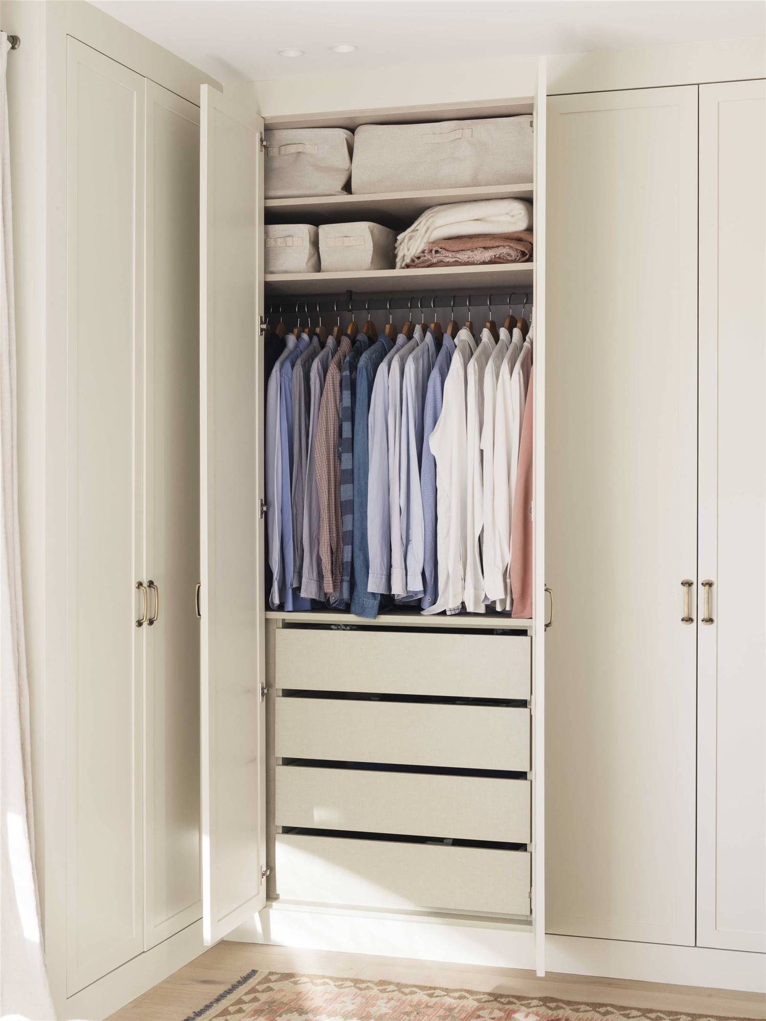 interior-de-armario-con-camisas-y-cajas-en-la-parte-superior-00529049