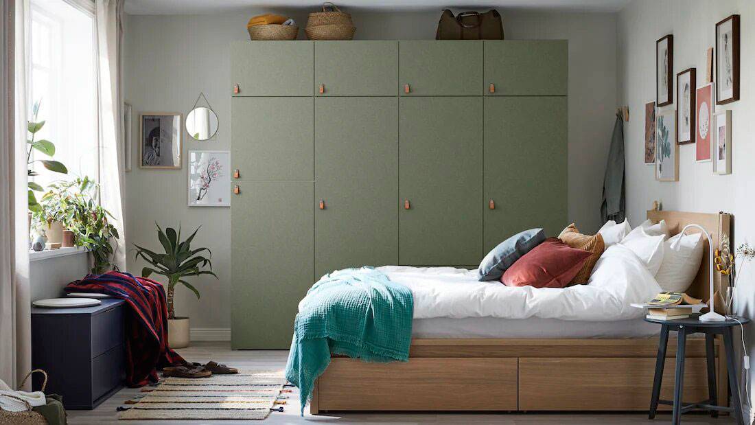 armario-grande-en-verde-de-Ikea-apoyado-contra-una-pared-gris-cama