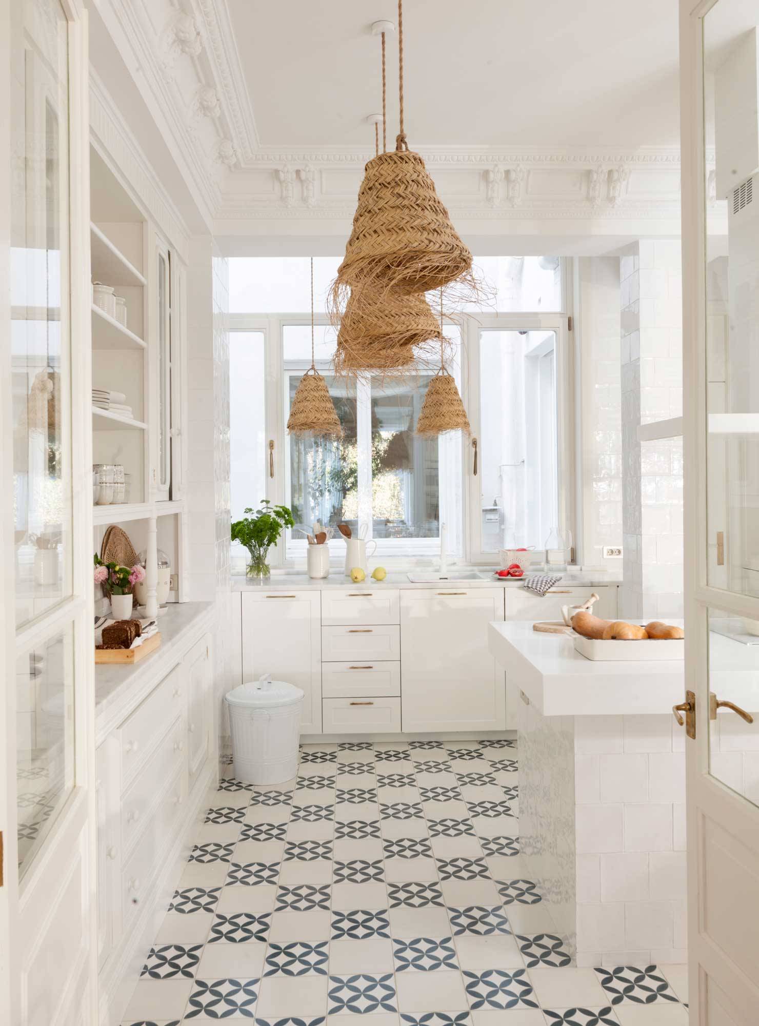 cocina-blanca-con-azulejos-color-en-el-suelo-00532105 O