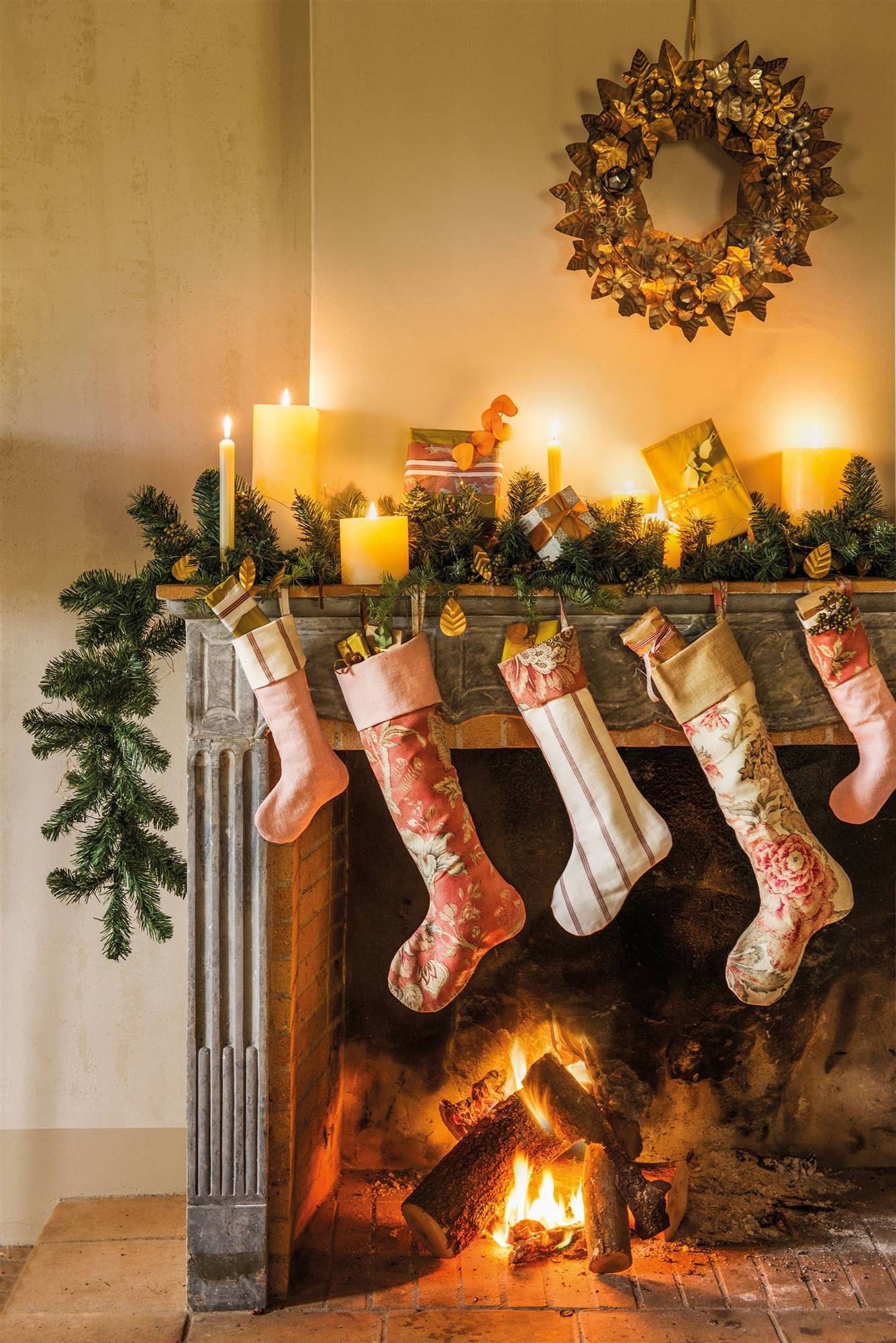 Chimenea con calcetines de Navidad 00495829