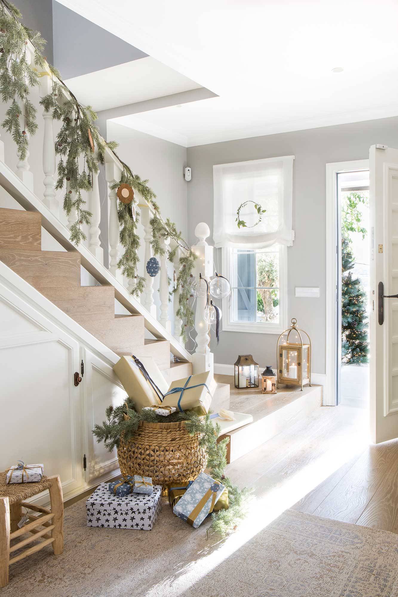 Recibidor con escalera y decoración de Navidad 00515342 O