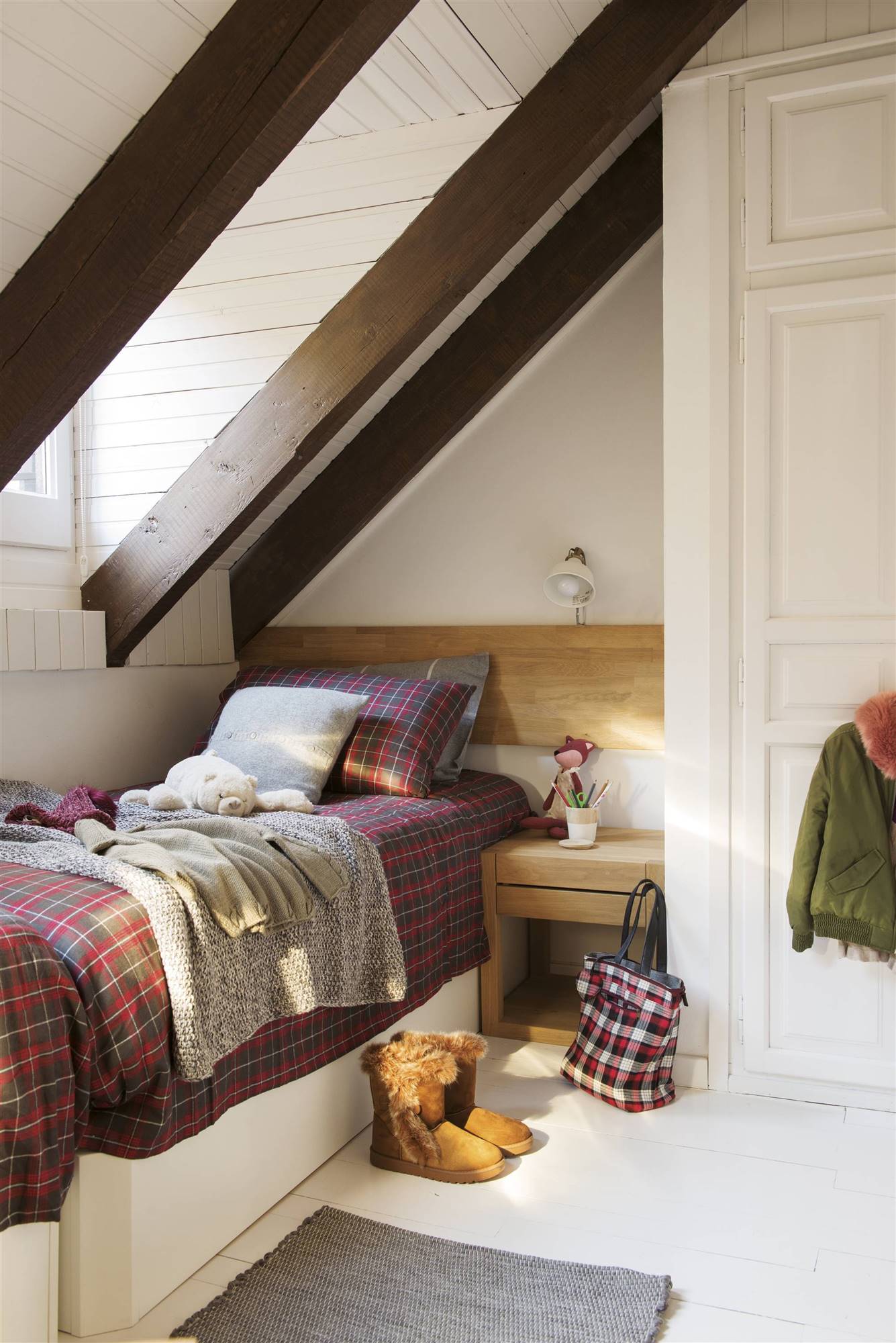 dormitorio rustico juvenil pequeño con ropa de cama de cuadros 00497970