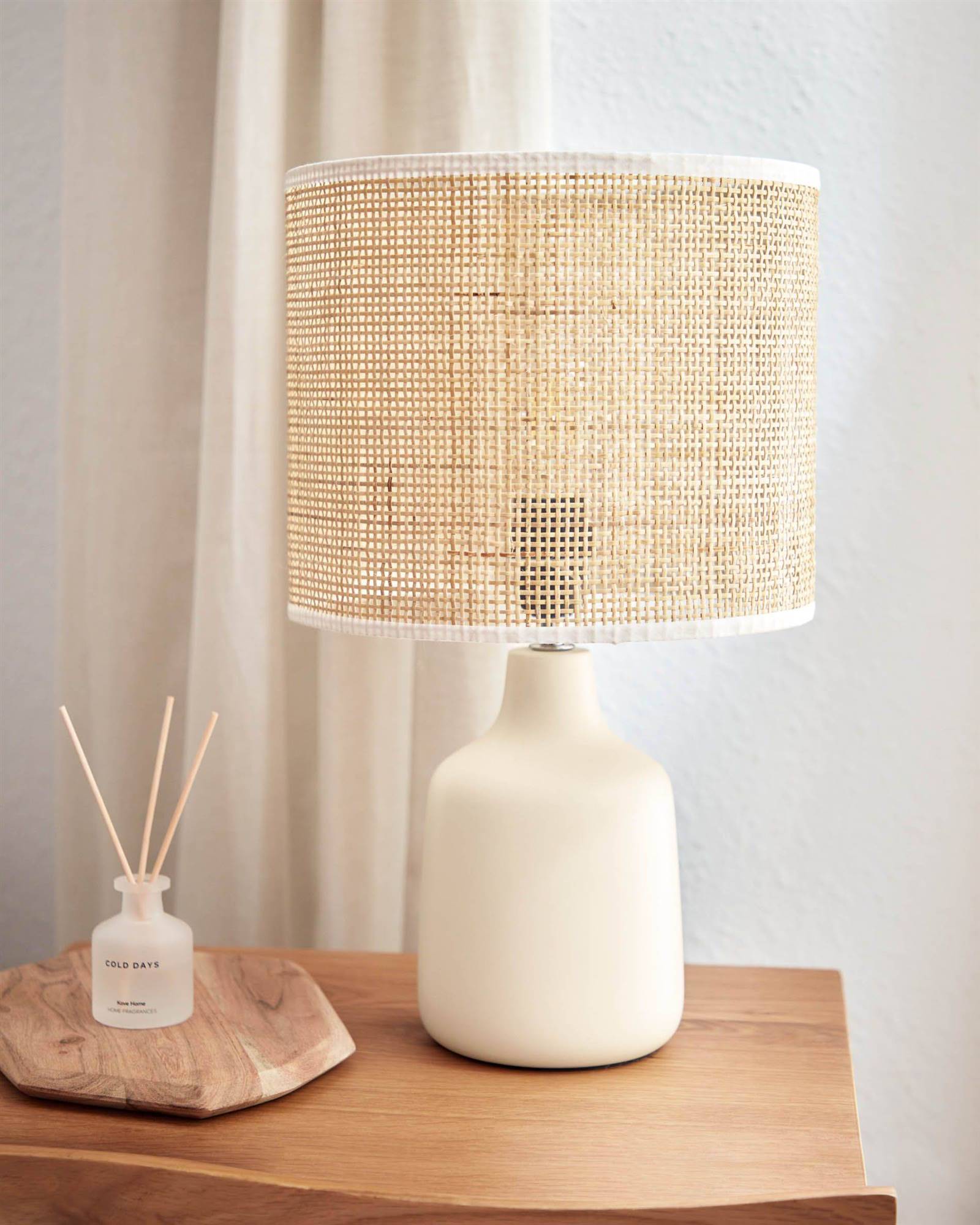 Lámpara de mesa Erna de cerámica blanco y bambú con acabado natural de Kave Home
