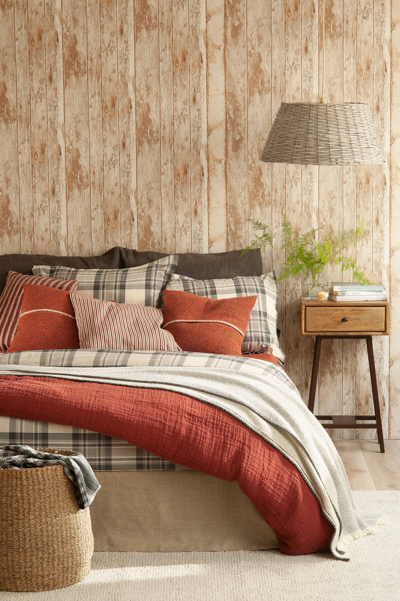 Dormitorio con papel pintado de madera y look otoñal. 