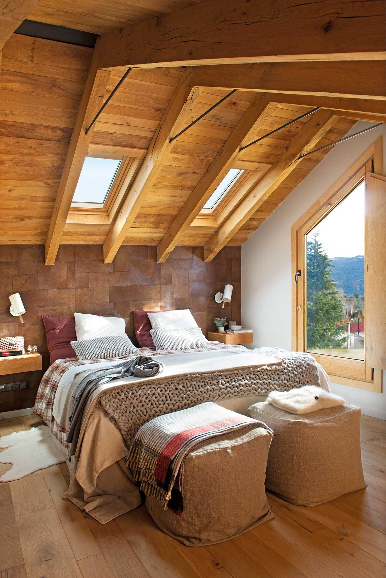 Dormitorio abuhardillado de casa de montaña. 