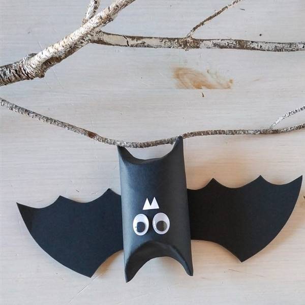 Halloween: un murciélago de cartulina fácil y terrorífico para hacer manualidades con niños