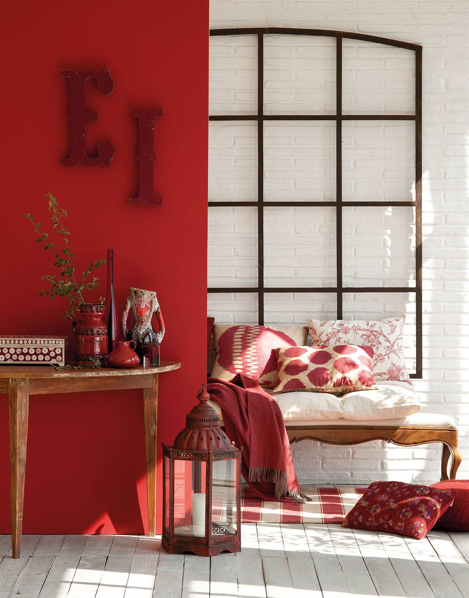 Recibidor con pared pintada en color rojo, consola de madera y banco de estilo clásico de madera 00353811