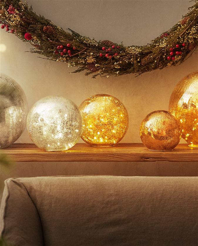 eficacia difícil Berenjena Zara Home tiene las bolas de Navidad más elegantes para estas fiestas:  ¡tienen luz interior!