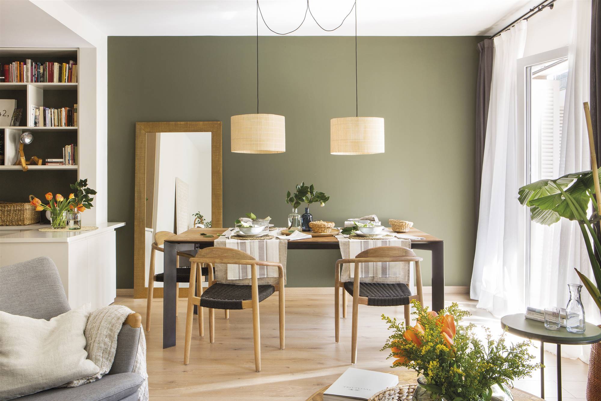 salon y comedor on suelo de madera y pared pintada en verde 00503812