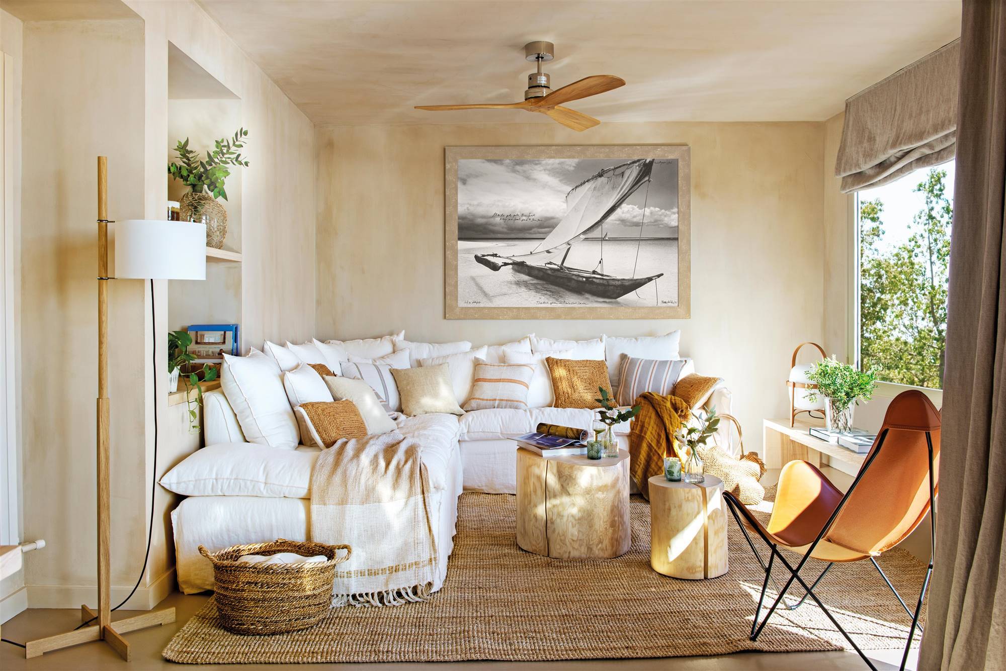 Salón con sofá blanco rinconera, alfombra de fibras y mesas auxiliares de madera tipo tronco 00525479
