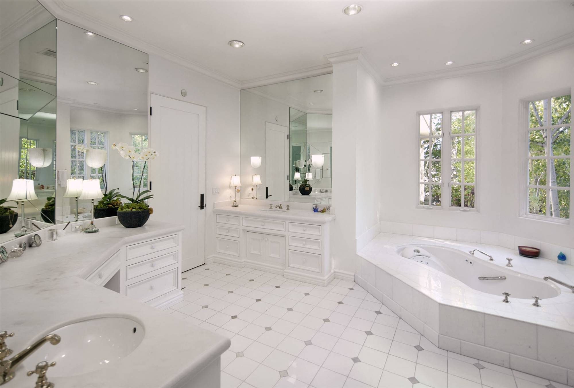 Baño con bañera de hidromasaje en la casa de Reese Witherspoon