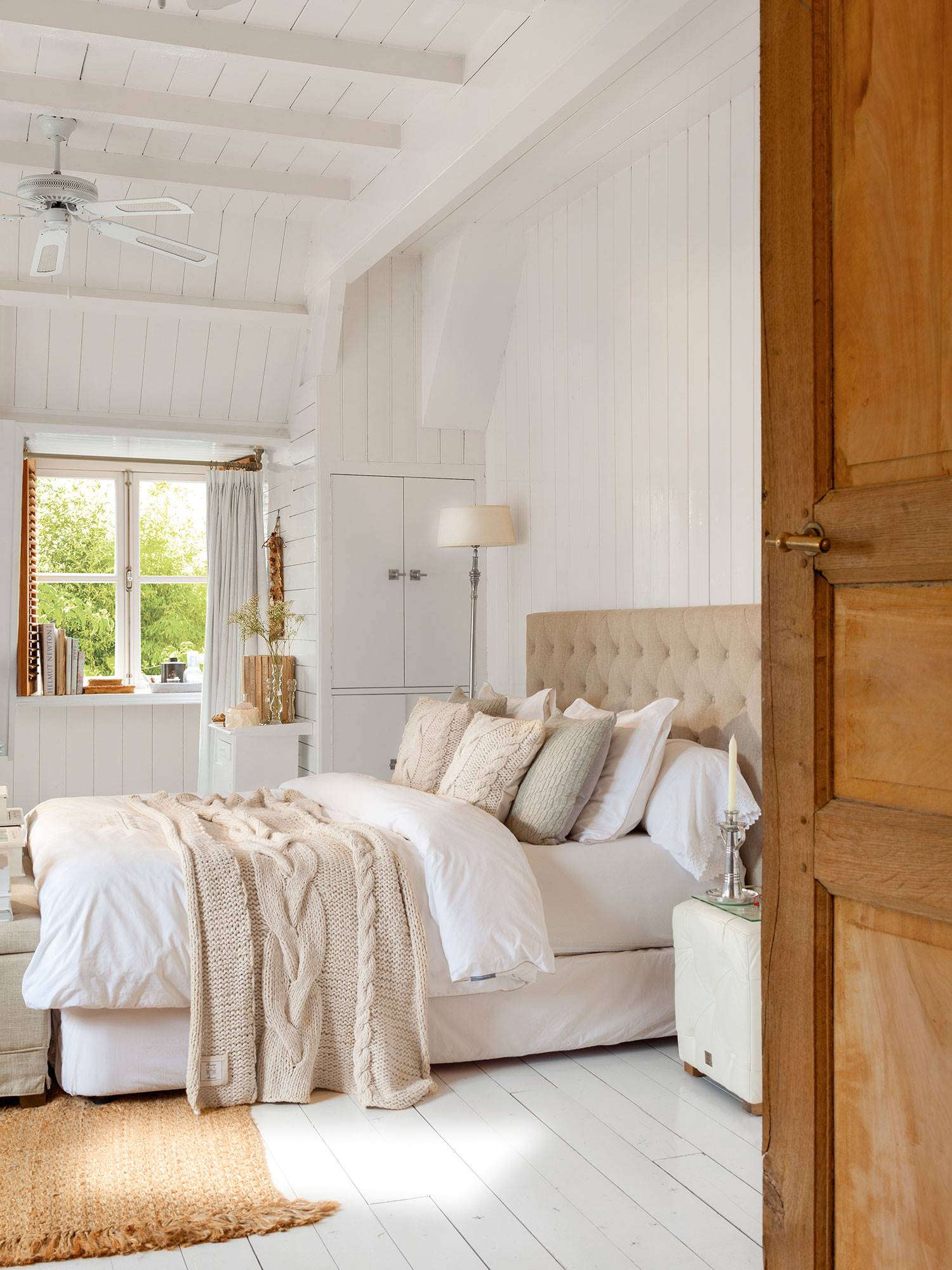 Dormitorio de estilo nórdico decorado en blanco con lamas de madera y cabecero capitoné beige 8ce14922