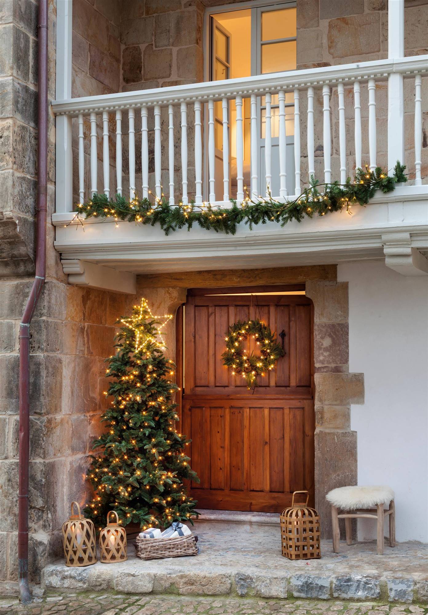 Un árbol de Navidad colocado en la entrada de casa.
