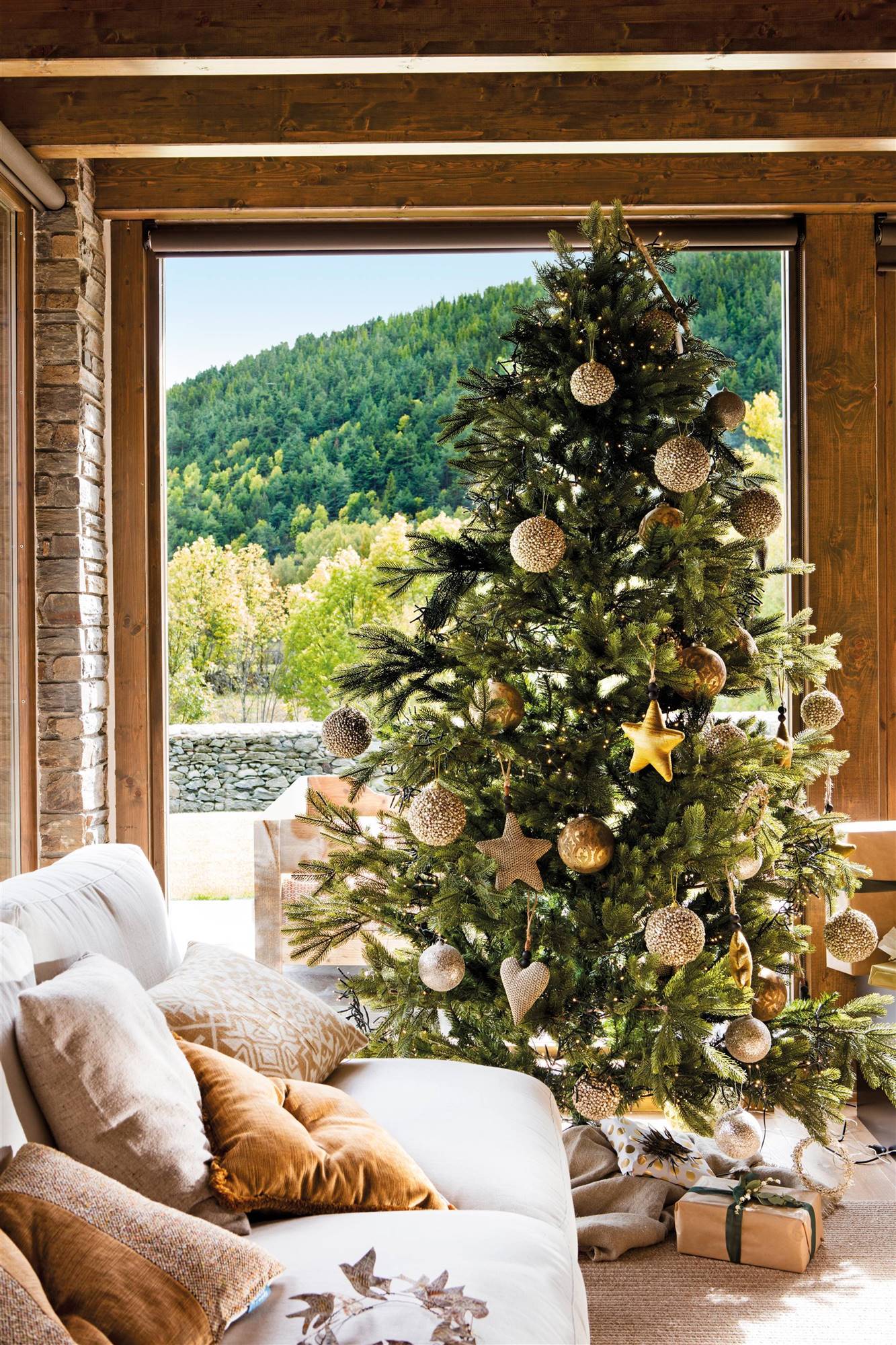 Un árbol de Navidad con bolas y adornos brillantes.