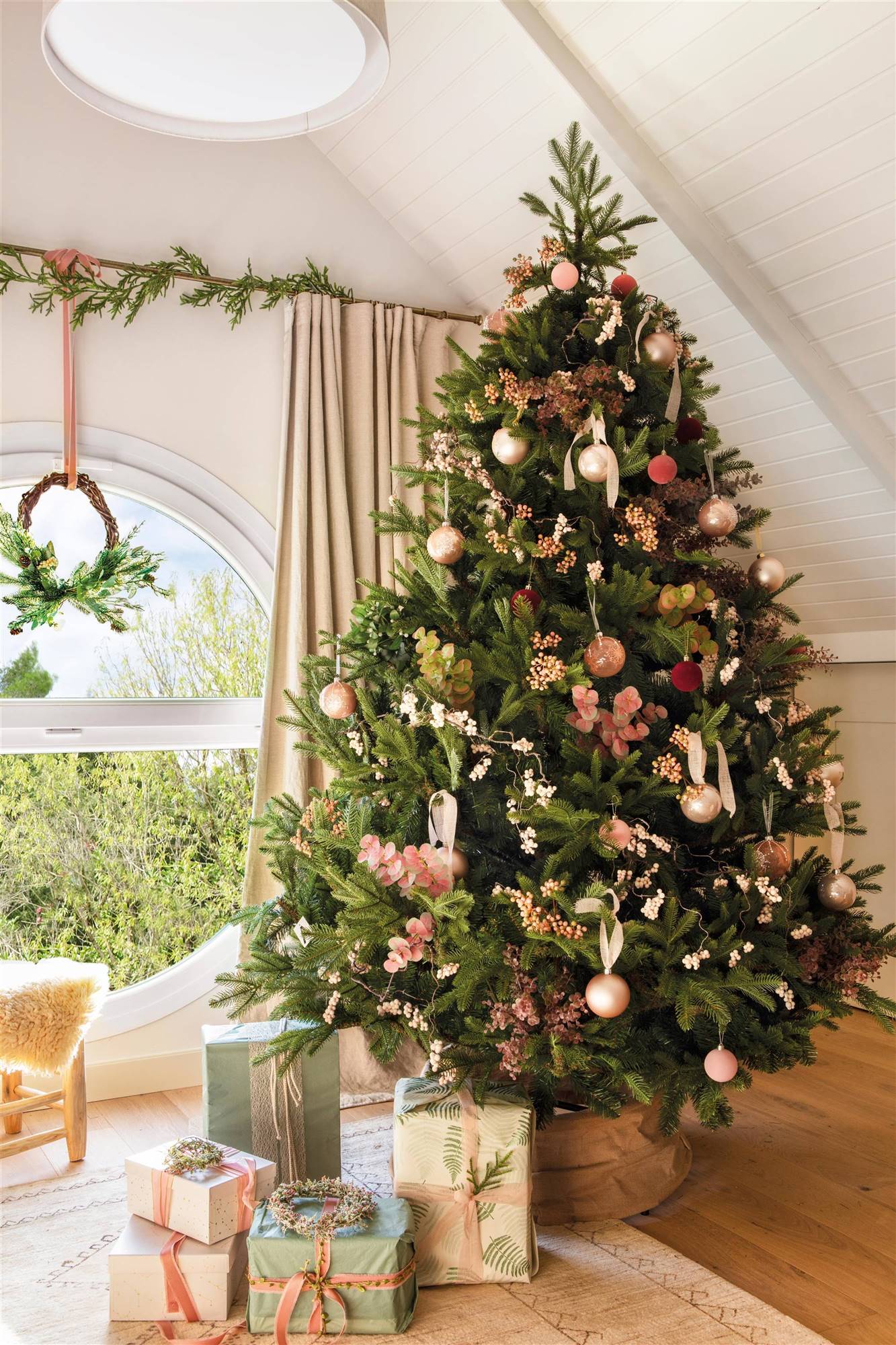 Un árbol de Navidad con destellos rosados