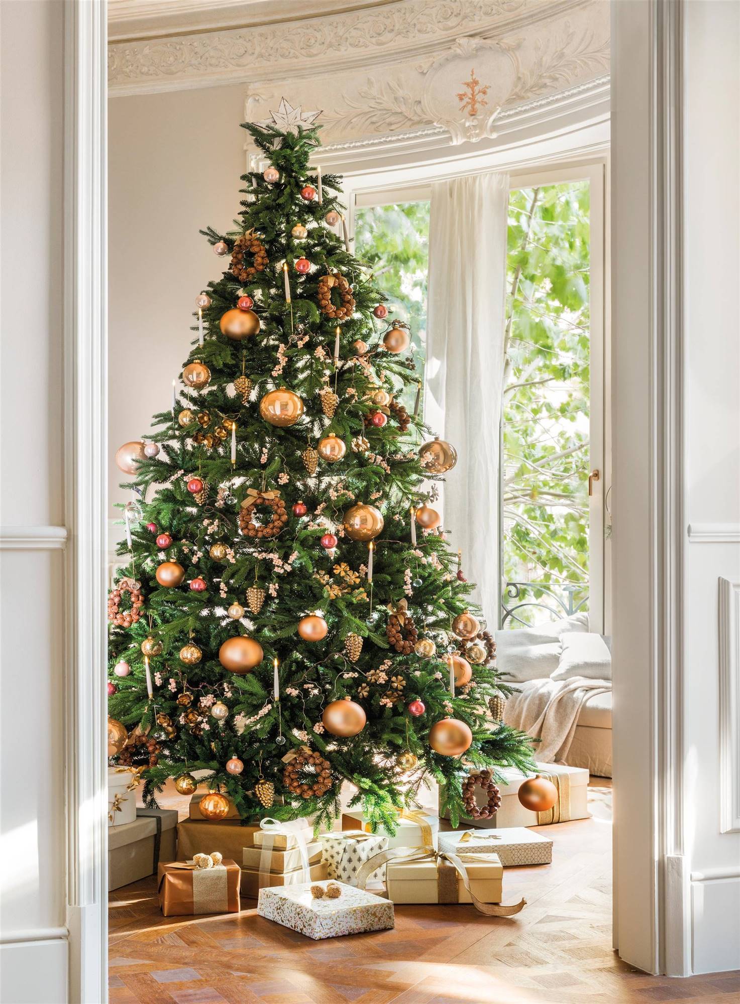Un árbol de Navidad en tonos cobrizos.