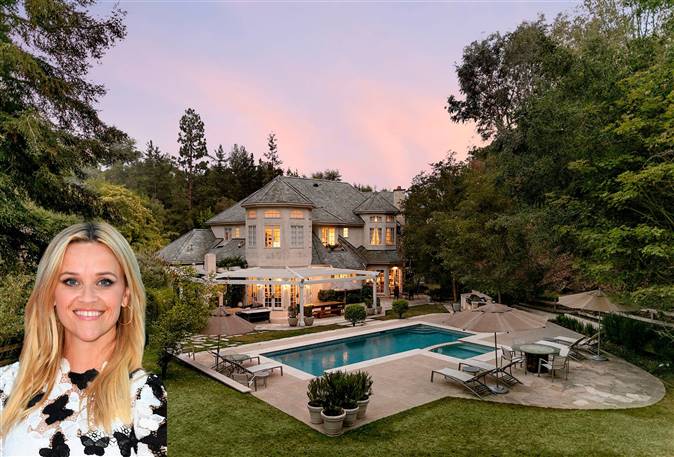Casa de Reese Witherspoon con jardín y piscina