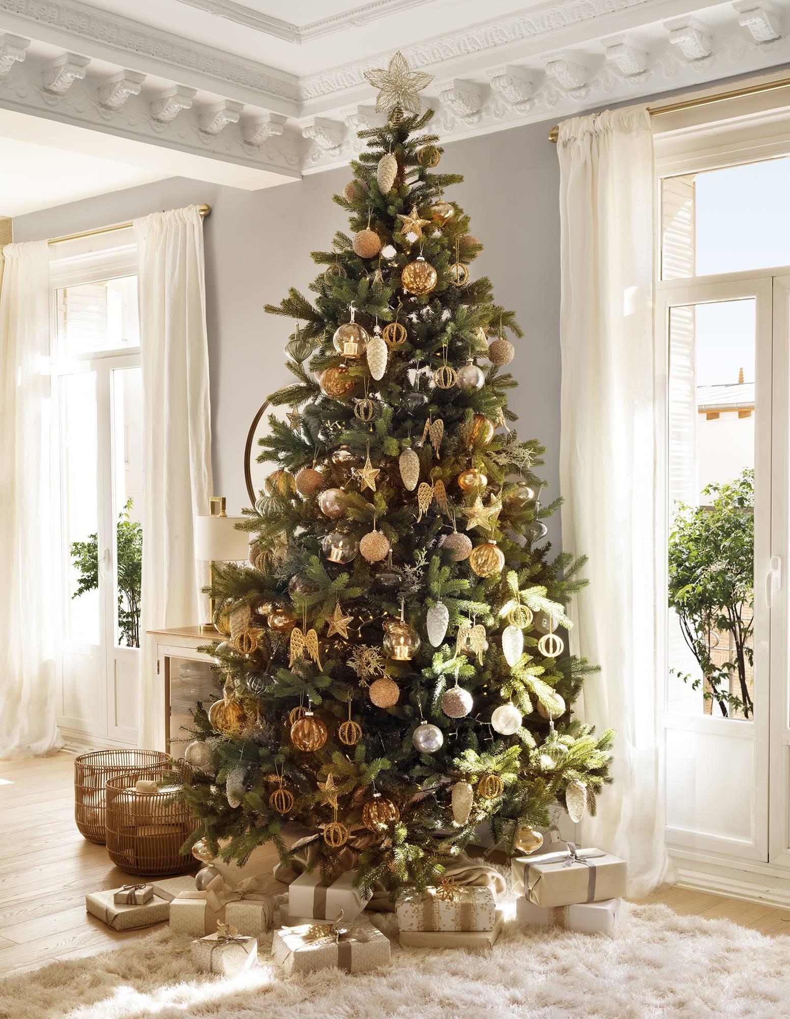 Un árbol de Navidad con decoración en dorado y plateado.