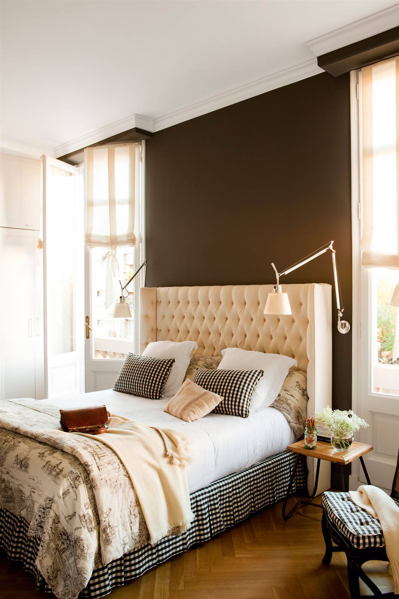 Dormitorio con paredes en color marrón y cama con cabecero capitoné beige 00397809 348d0152 1333x2000