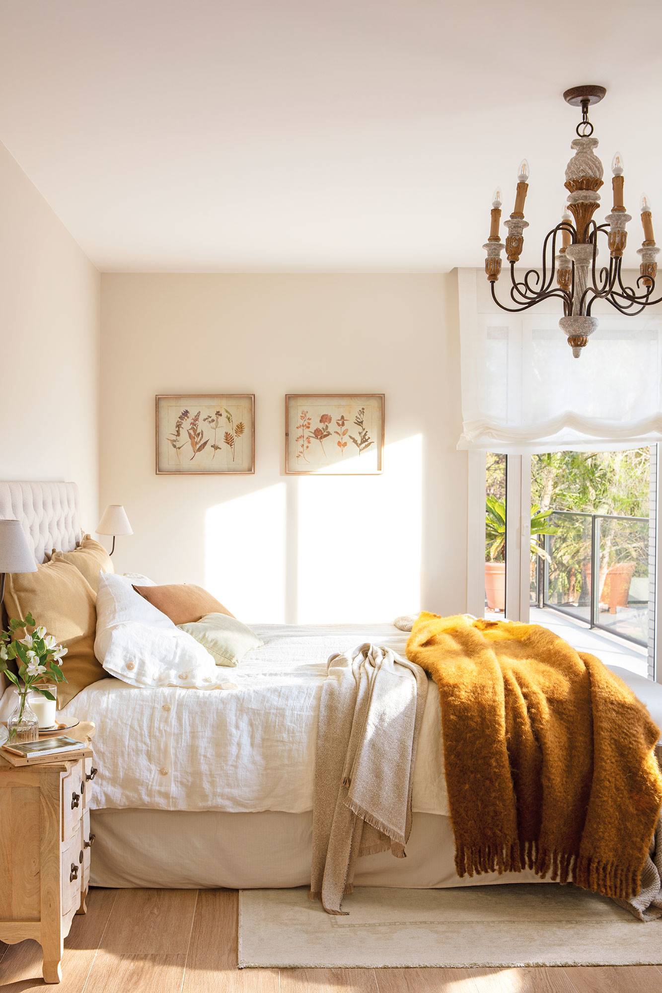 Dormitorio de estilo clásico decorado en color beige con cabecero capitoné 00533325