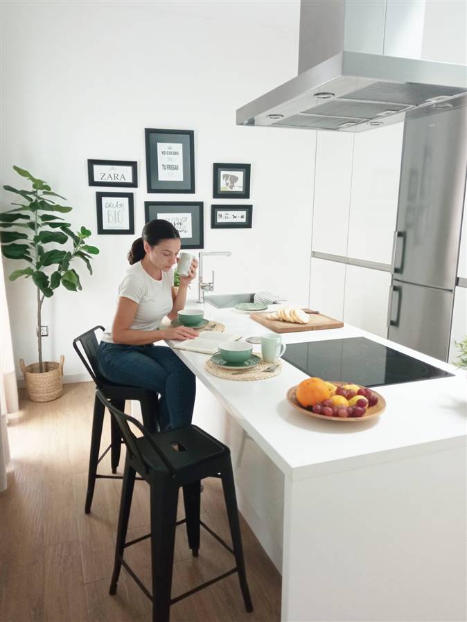 La lectora Marta Fernández en su cocina
