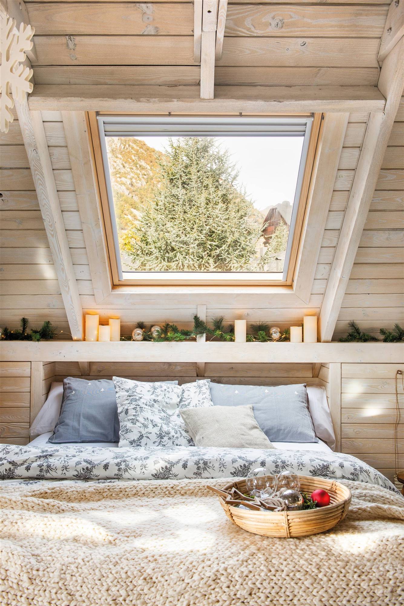 Dormitorio de invierno con decoración de Navidad. 