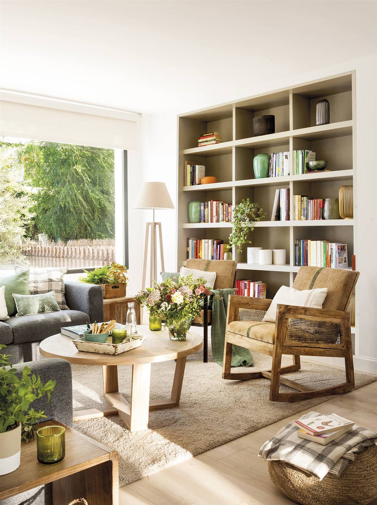 Salón con librería empotrada, butacas de madera, alfombra de pelo corto y mesa de centro de madera 00489030 ff2fad5e 1200x1608