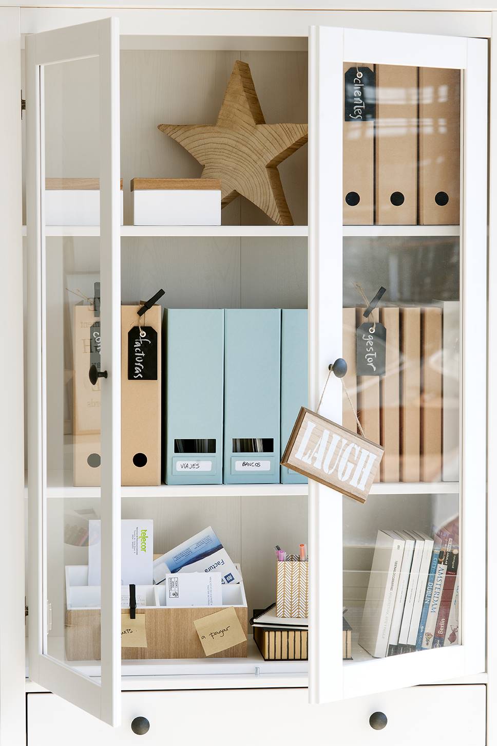 Librería con puertas acristaladas con estantes para almacenaje de accesorios de oficina.