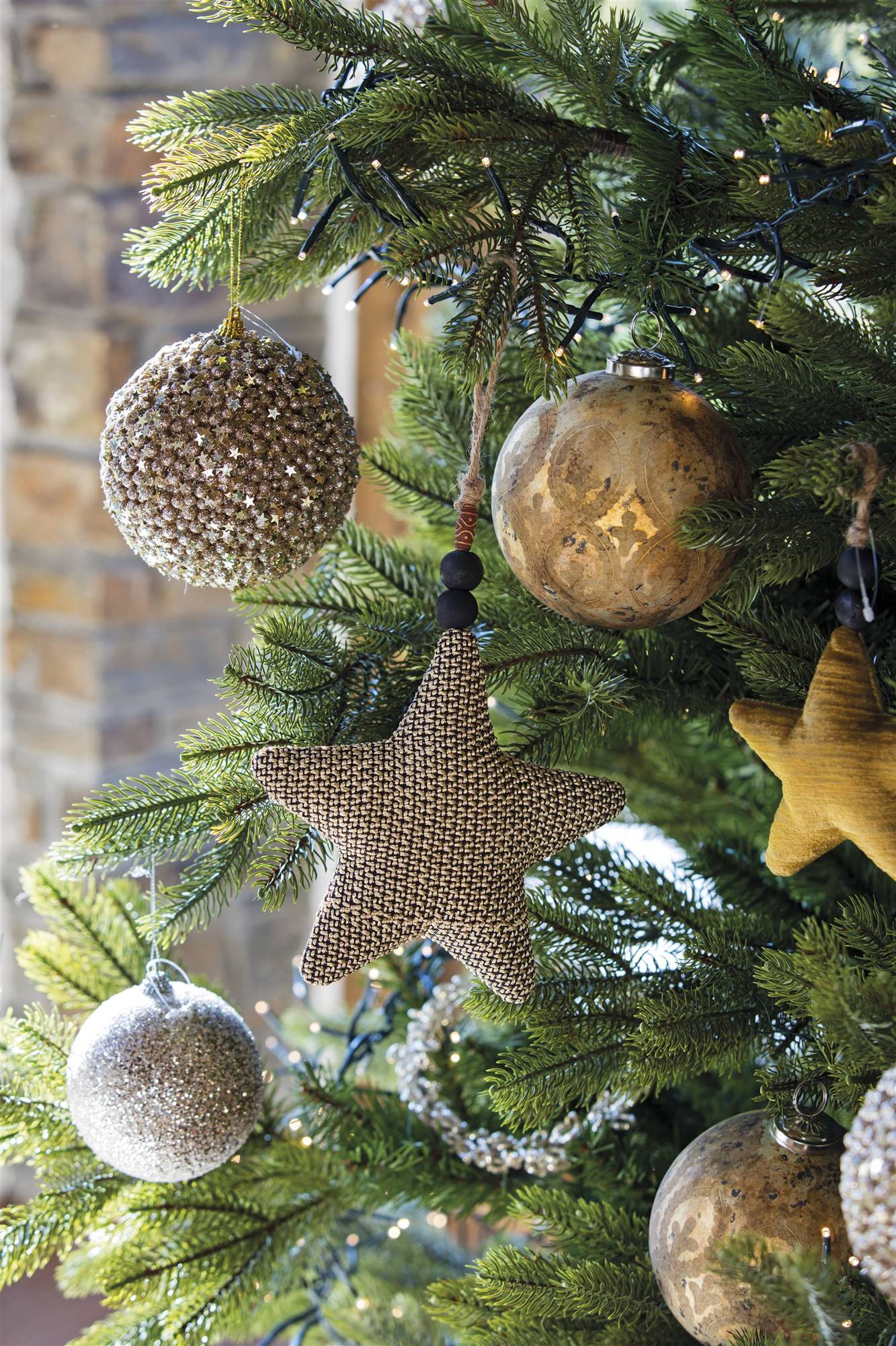 Adornos dorados de Navidad en el árbol.