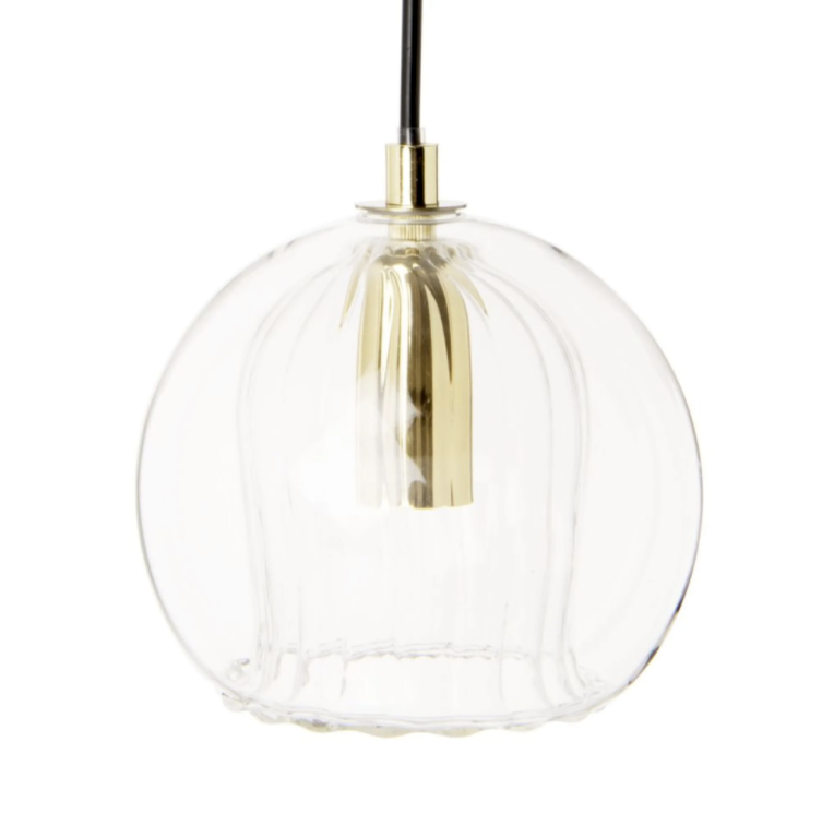 lampara de techo on globo de cristal estriado y metal dorado