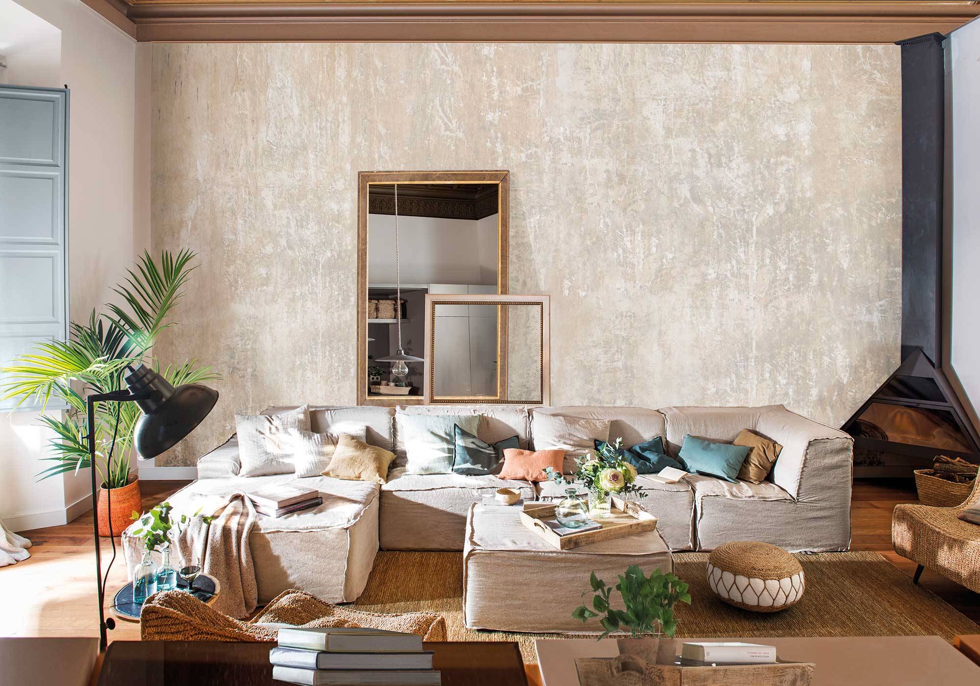 Salón con pared con varias capas de pintura y sofá beige 00511551