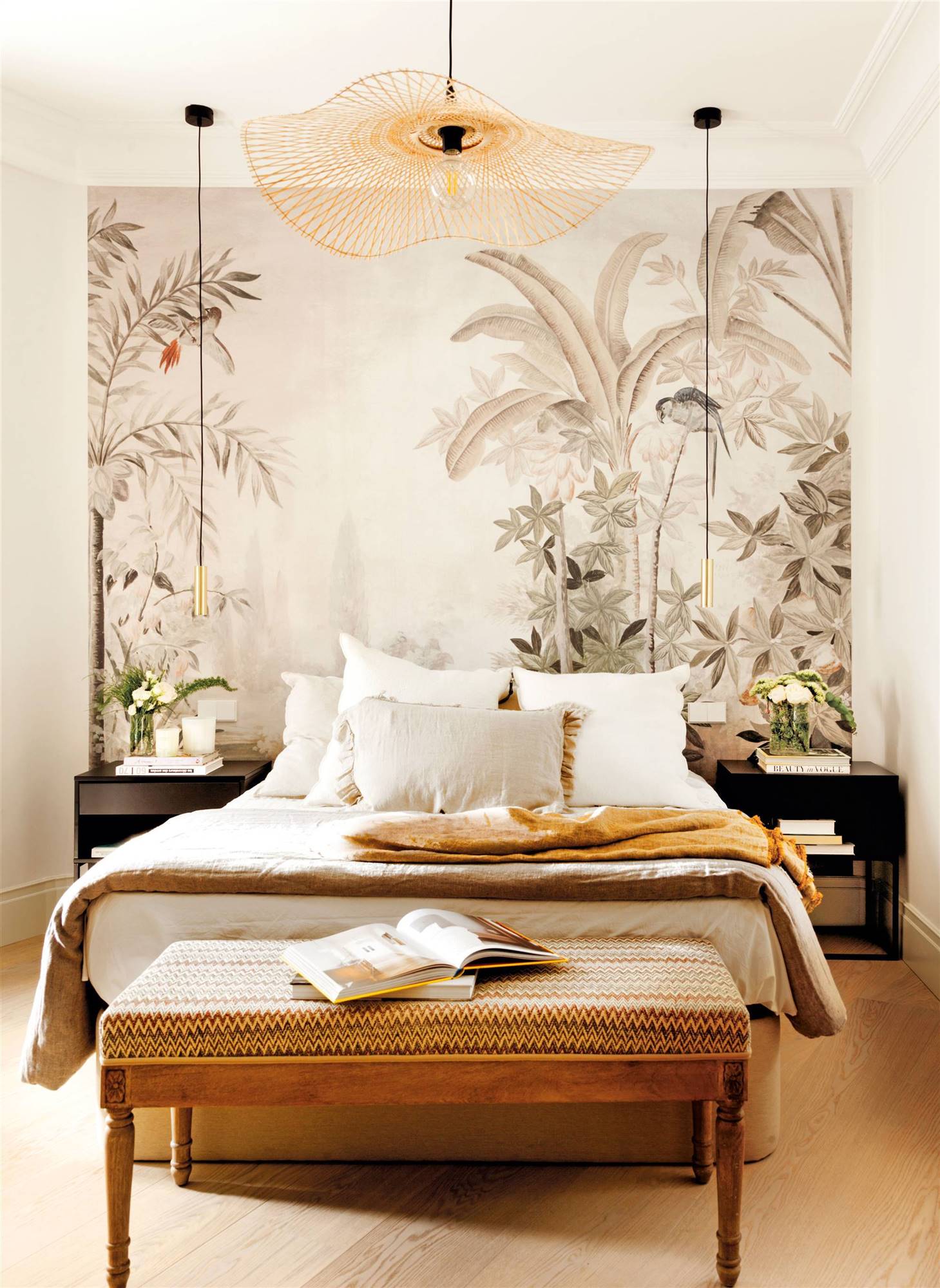 Dormitorio con mural de motivos botánicos en la pared del cabecero. 