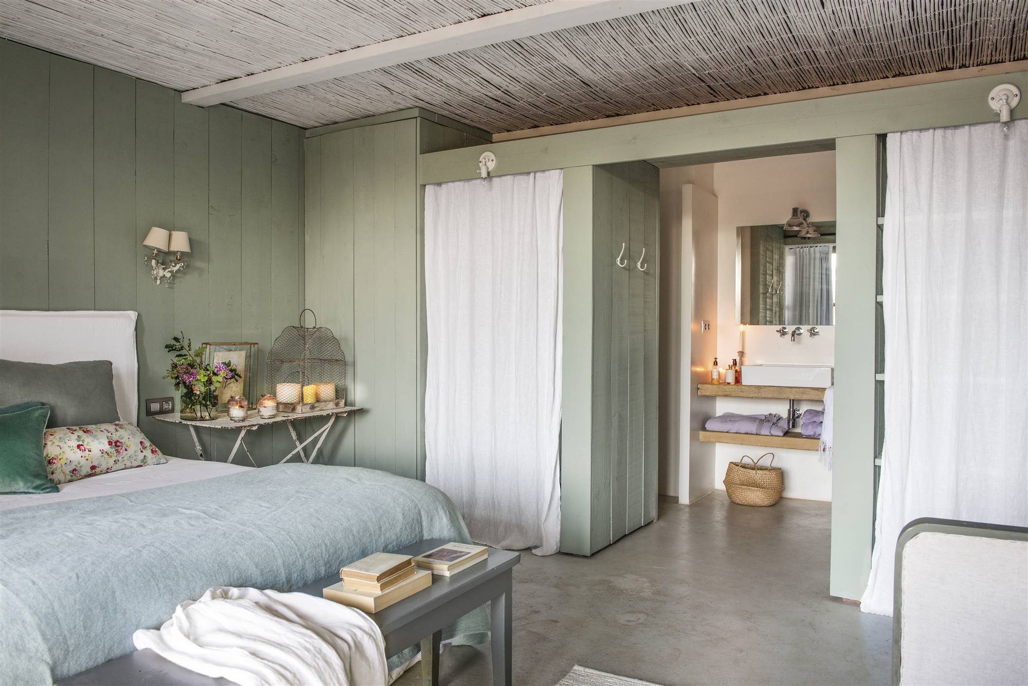 dormitorio verde con armarios con puertas de tela 00515313