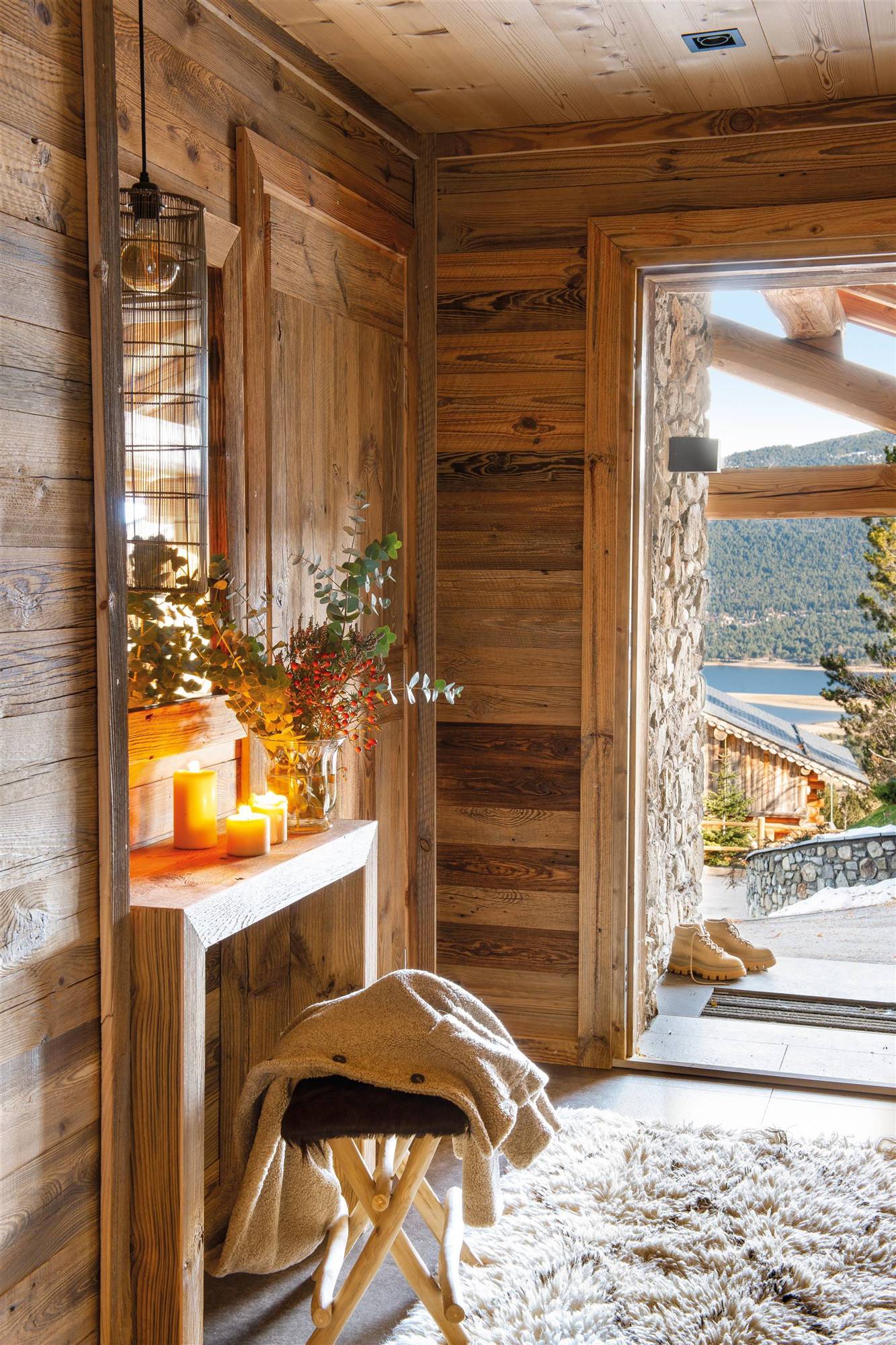 Un recibidor rústico de madera decorado para invierno.