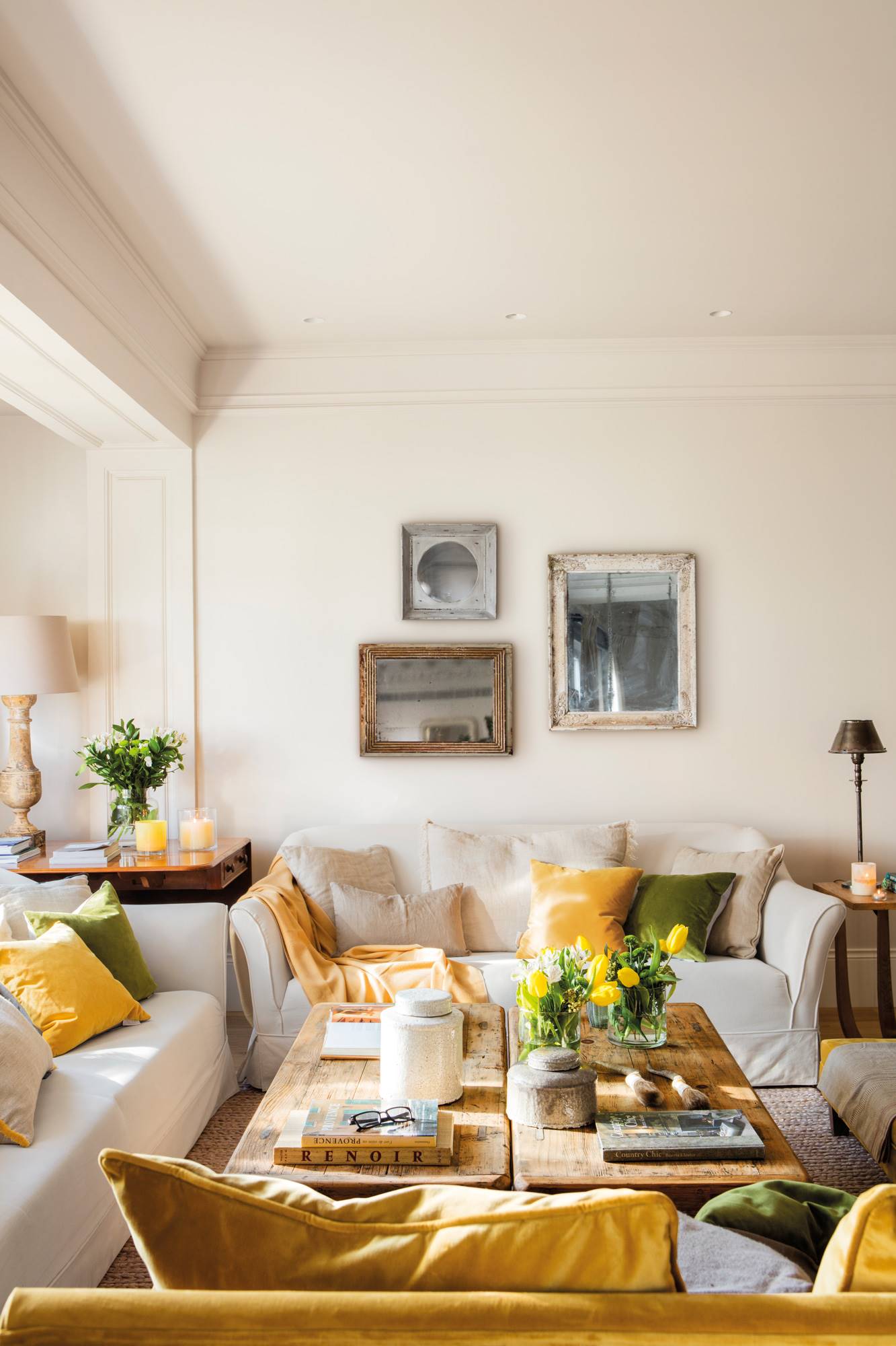 Salón con dos sofás de lino beige y cojines de terciopelo mostaza 00495394