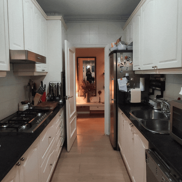 Antes y después: de salón oscuro y cerrado a súper salón blanco y luminoso con cocina abierta que parece más grande