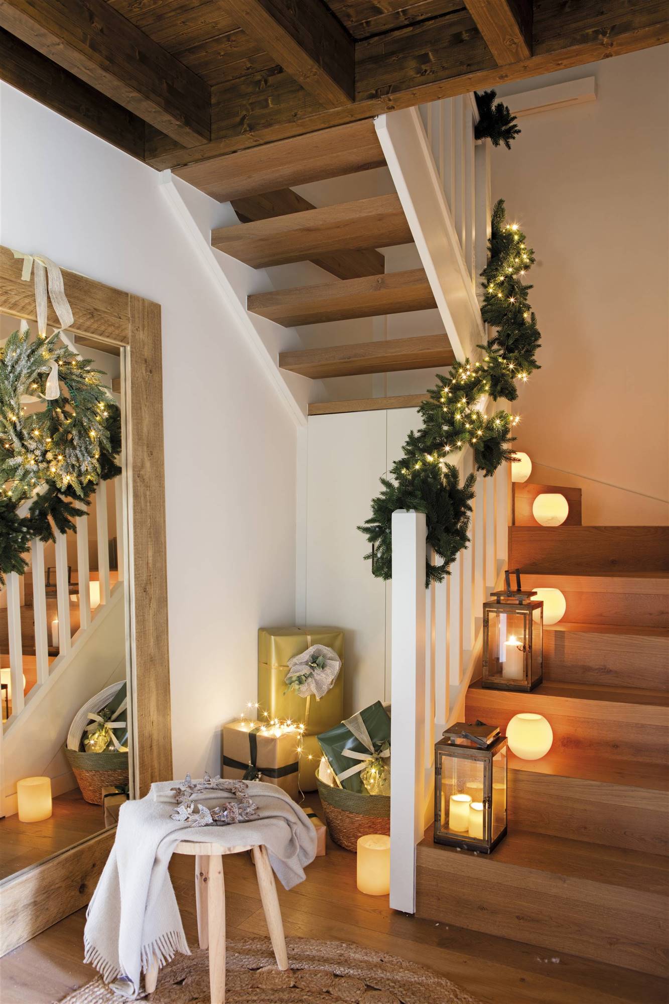recibidor de navidad con las escaleras decoradas.