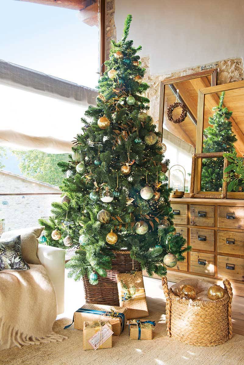 Árbol de Navidad con adornos verdes y dorados. 