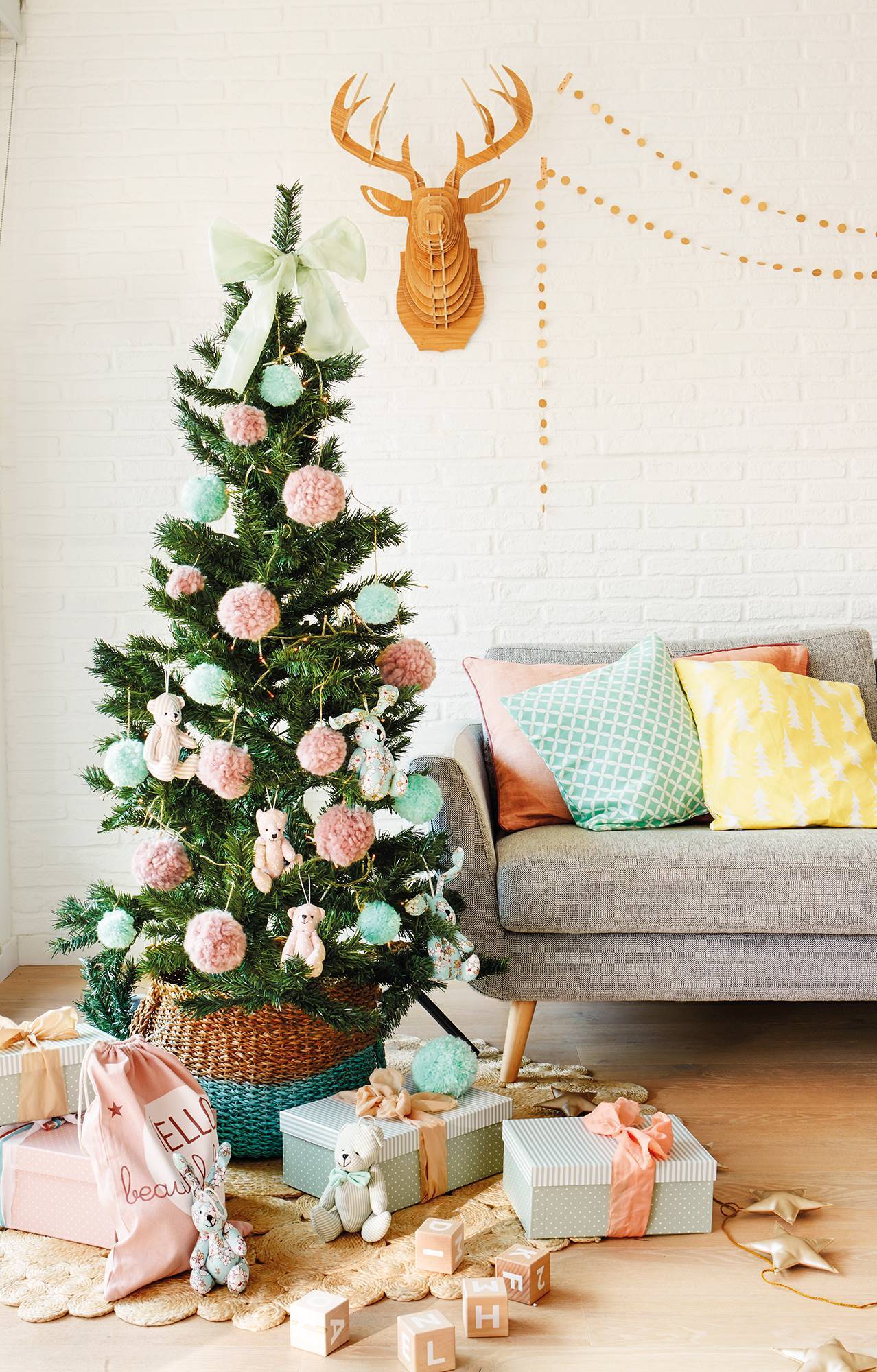 Salón con árbol de Navidad con adornos en colores pastel.