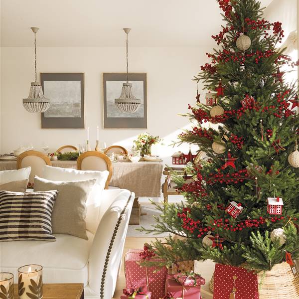 Esta casa en Madrid es la mejor demostración de que la decoración en rojo y blanco en Navidad nunca pasa de moda