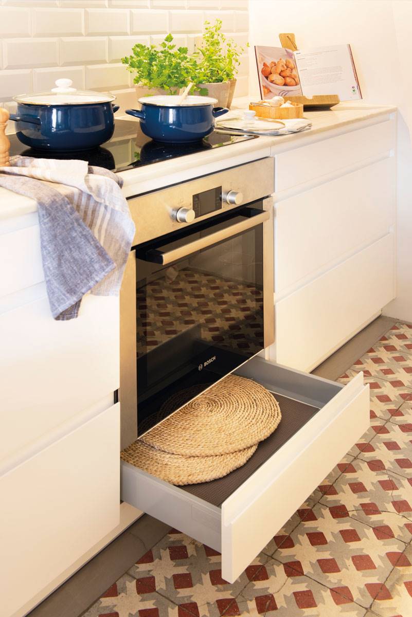 horno-de-cocina-con-pavimento-mosaico-bajo-vitro 450035