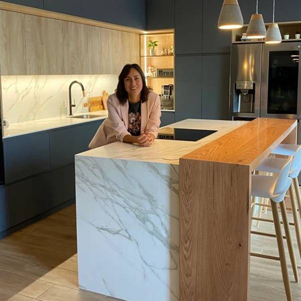 Las mejores cocinas de las lectoras: la SÚPER COCINA moderna de 32 m2 con isla, barra y un office azul con papel pintado de Jennifer 