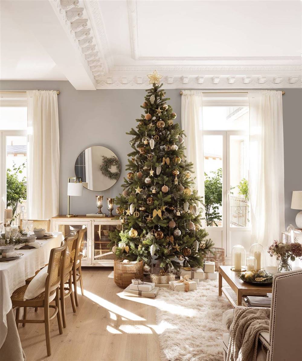 Salón comedor de Navidad con árbol