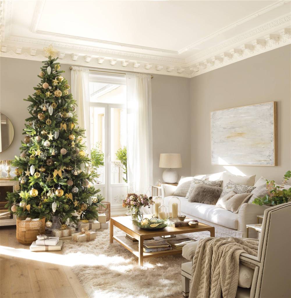 salon con sofa blanco decorado por navidad 00529074