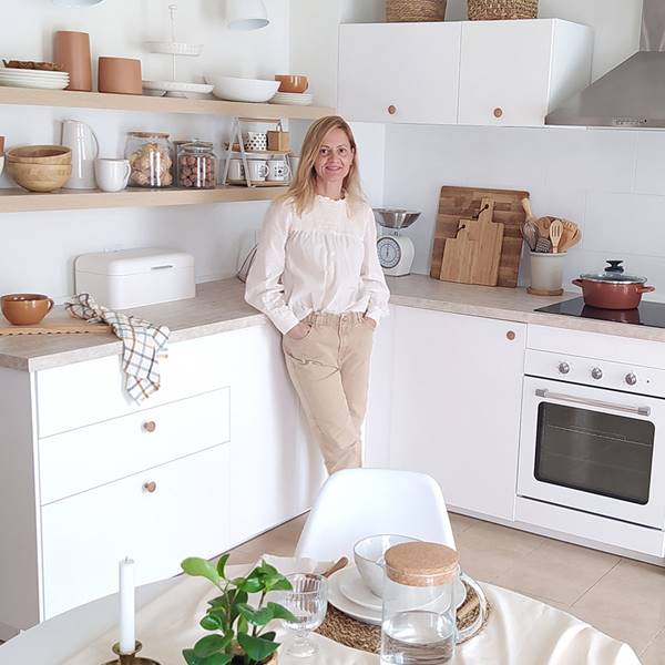 Las mejores cocinas de las lectoras: la cocina de IKEA de 20 m2 blanca y luminosa de Victoria en un pueblo de La Coruña