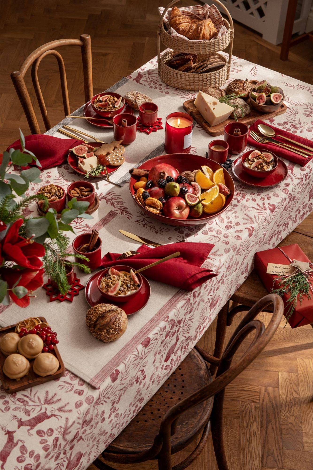 Mesa con decoración de Navidad en tonos rojos de H&M Home