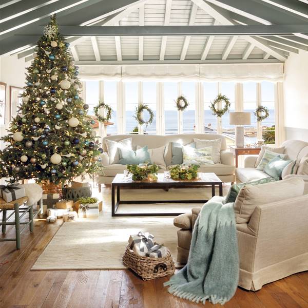 Esta casa en Comillas tiene todo lo que nos gusta de la Navidad: árbol frondoso, chimenea y una decoración llena de elegancia