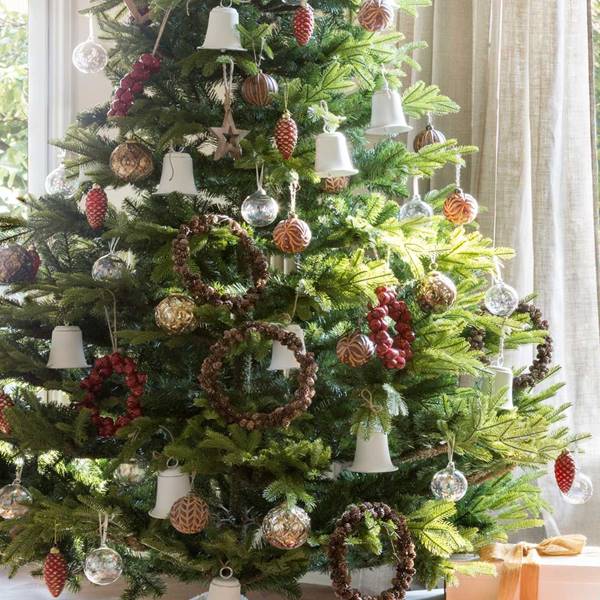 Con solo estos 5 adornos tendrás un árbol de Navidad muy El Mueble: ¡copia el look!