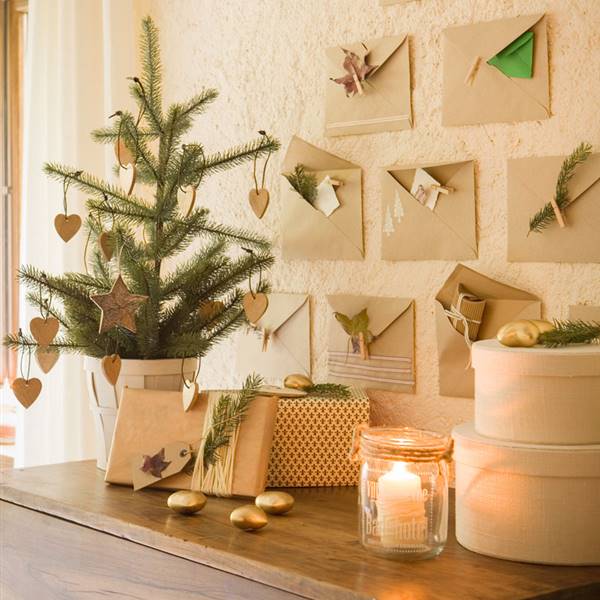 Decora tu casa con estos árboles de Navidad de mesa. ¡Se ponen y se quitan en un pispás!